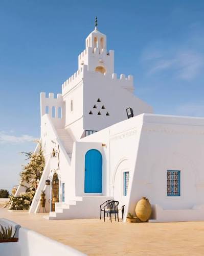 Architecture traditionnelle blanche et bleue à Djerba